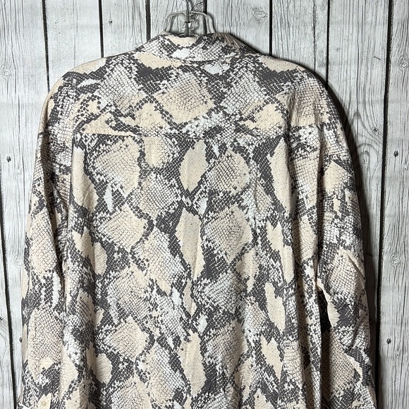H&M snake print long button front tie front top size small - Picture 11 of 12